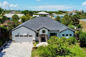 HARDING HAVEN Spacious pool home one block to the beach
